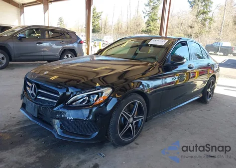 2017 Mercedes-Benz C 300 Sport 4Matic z USA, uszkodzony, nr VIN 55SWF4KB8HU181469